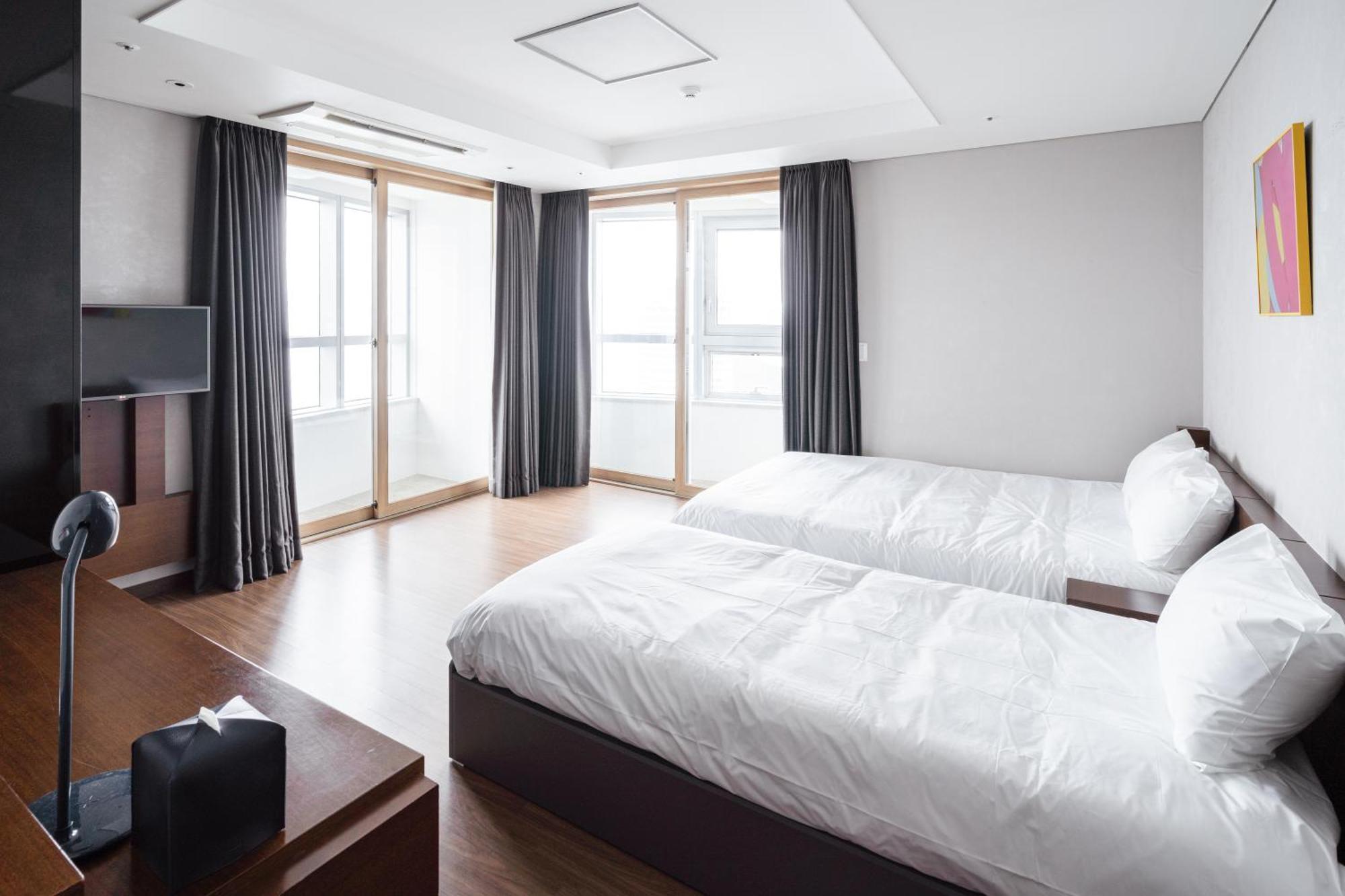 Urbanstay Haeundae Station Пусан Экстерьер фото