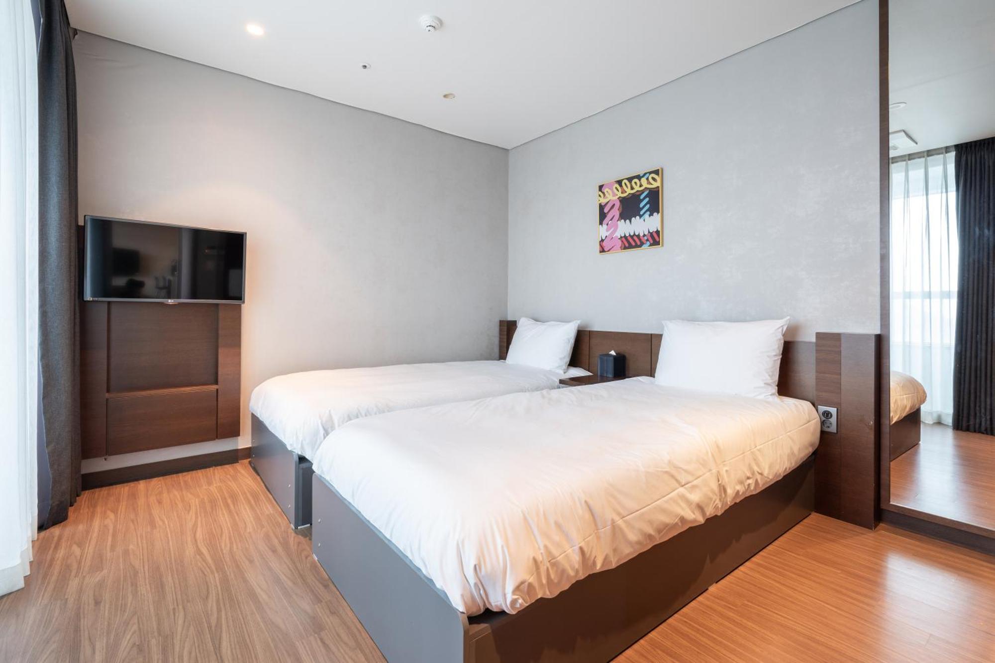 Urbanstay Haeundae Station Пусан Экстерьер фото