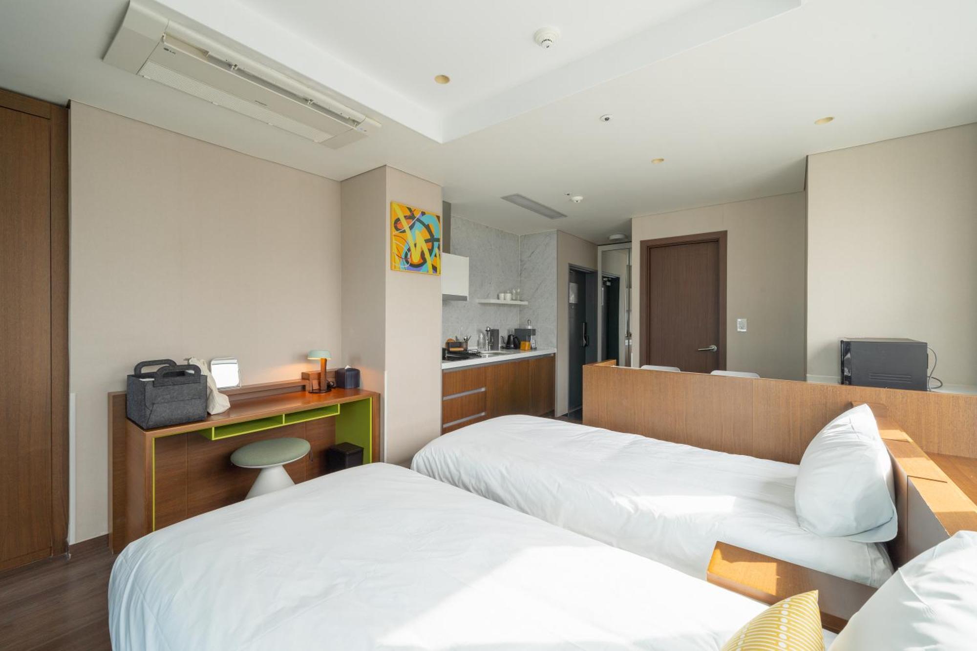 Urbanstay Haeundae Station Пусан Экстерьер фото