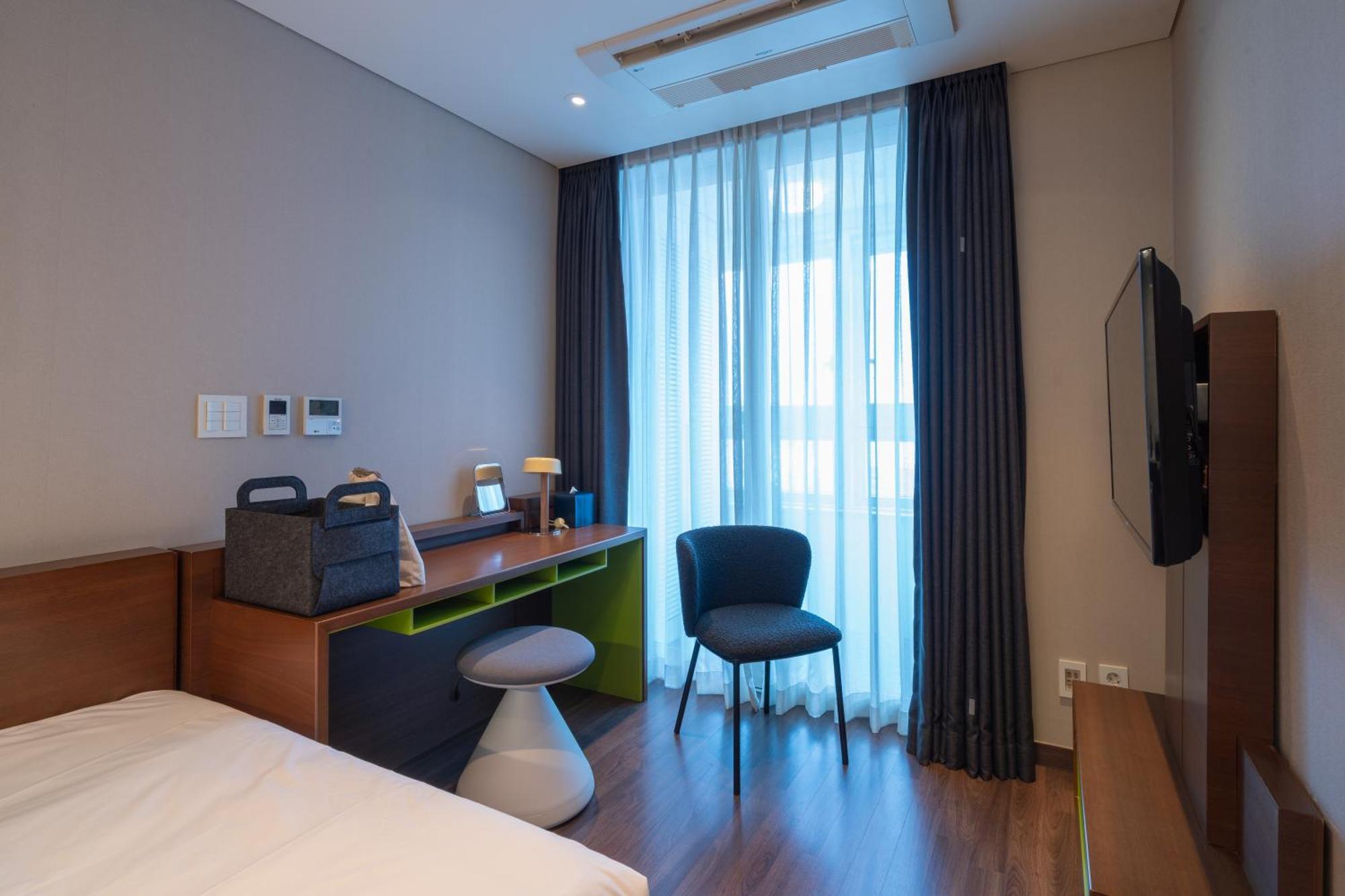 Urbanstay Haeundae Station Пусан Экстерьер фото